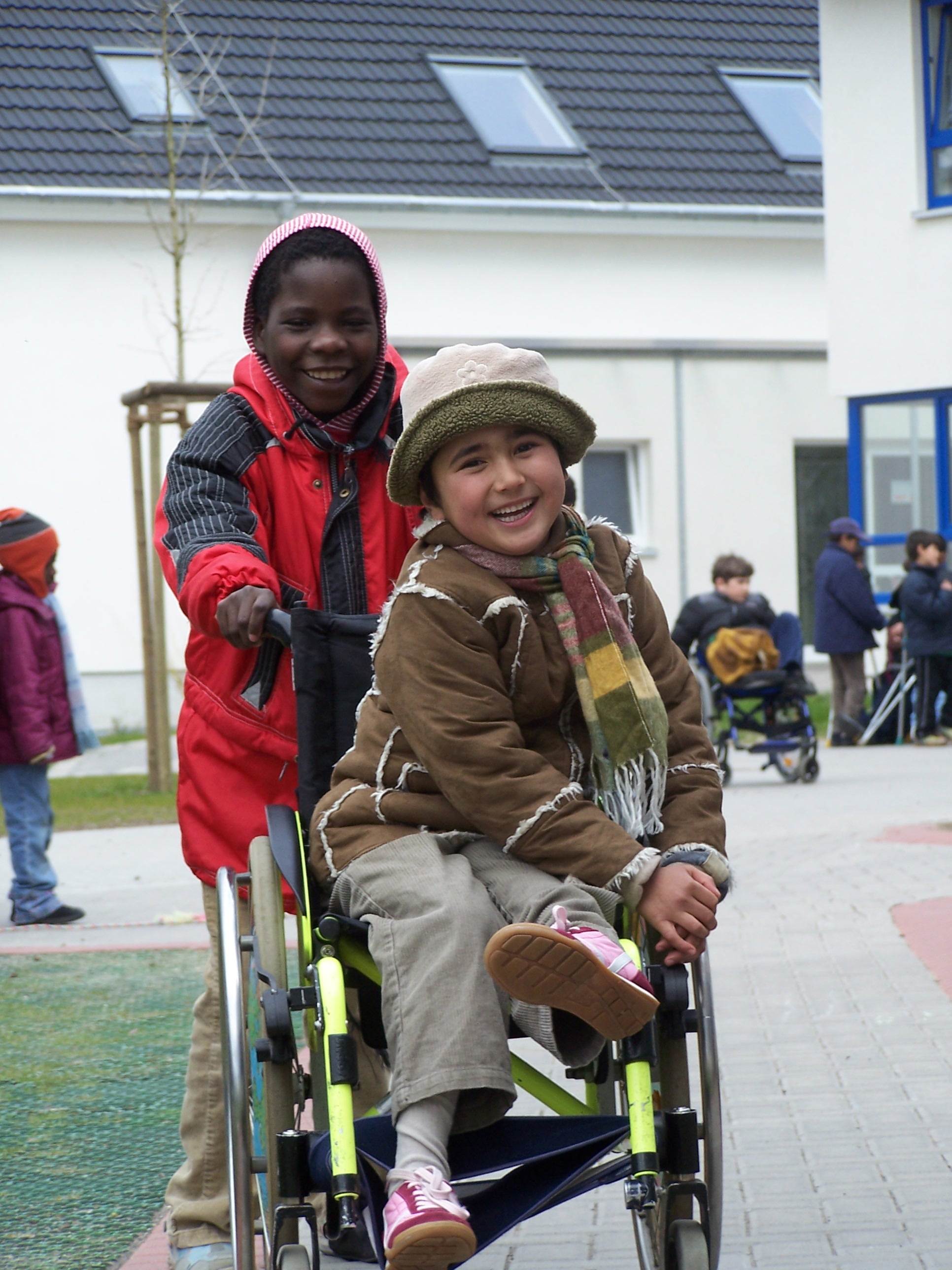 Fröhliche Kinder im Friedensdorf